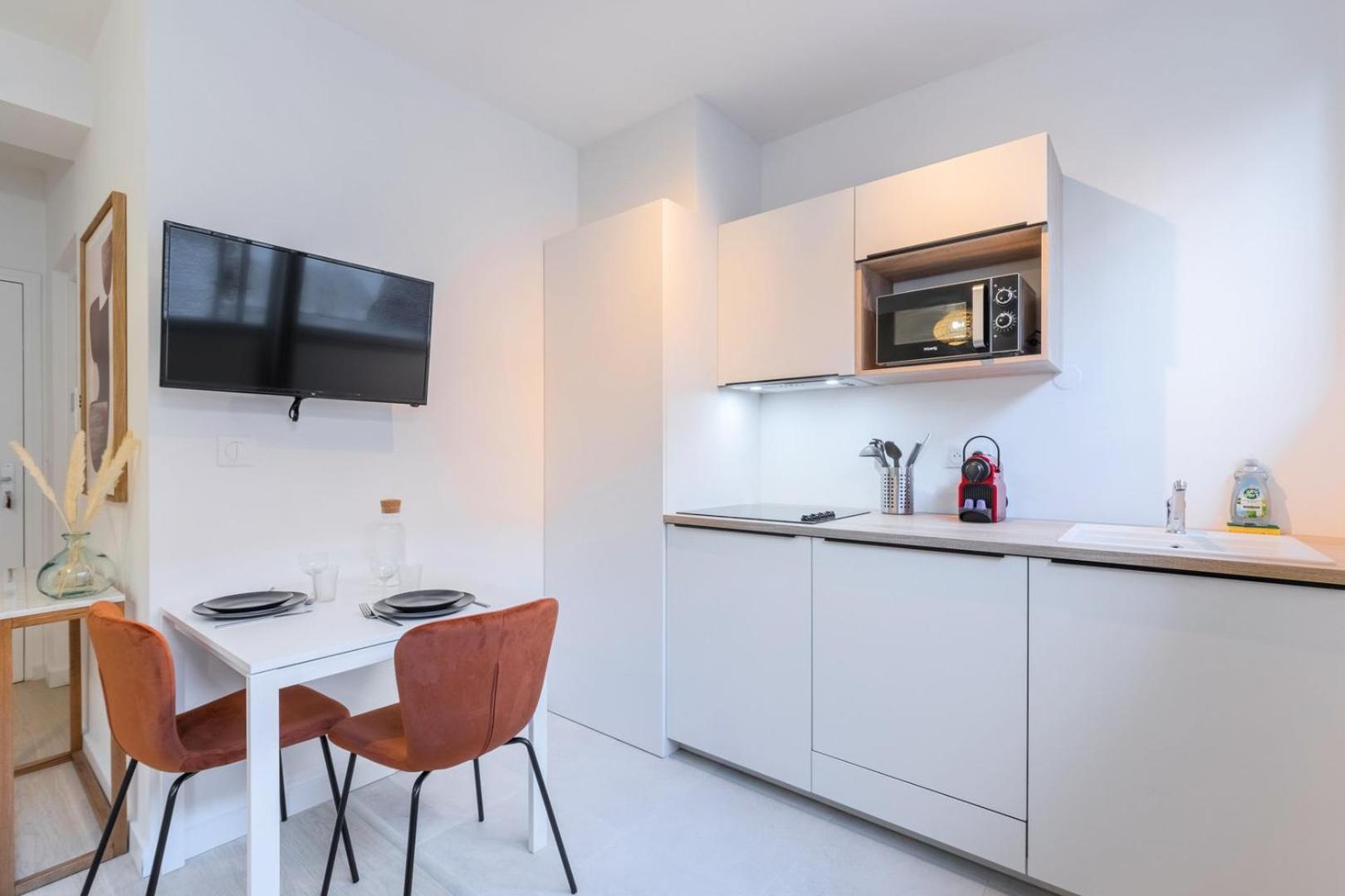 Renovated 1 Bedroom Apartment Лил Екстериор снимка