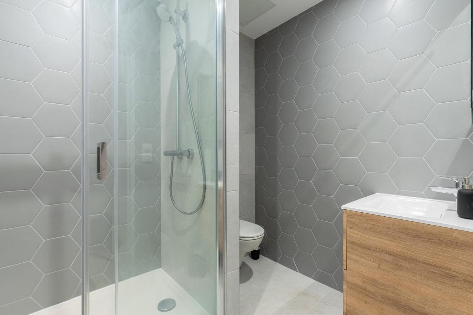 Renovated 1 Bedroom Apartment Лил Екстериор снимка